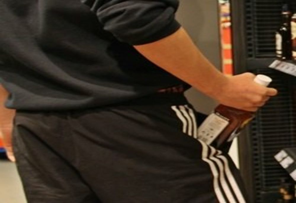 400 litri de băuturi spirtoase confiscaţi de la un bărbat din judeţul Satu Mare