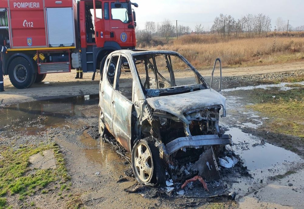 Maşină distrusă de un incendiu în localitatea Dara (FOTO)