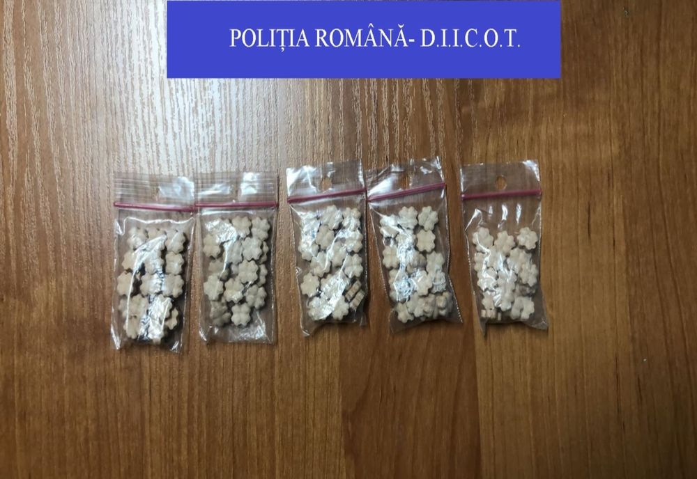 Doi bărbaţi din Satu Mare prinşi în flagrant când încercau să vândă 100 de pastile ecstasy (FOTO)