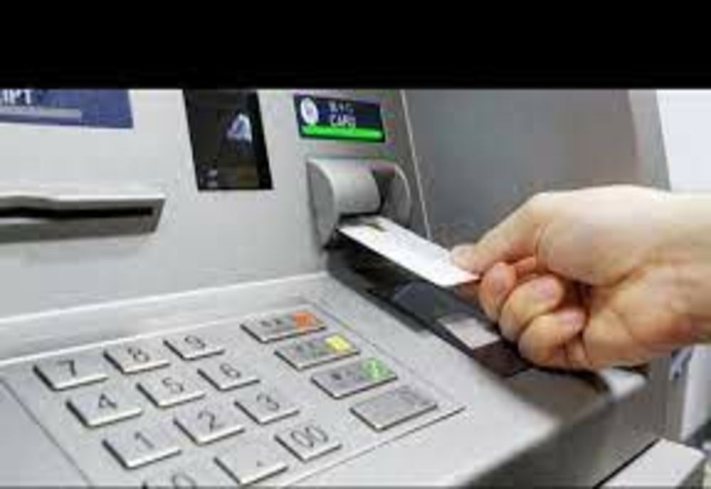 Un elev din Satu Mare a găsit aproape 10.000 de lei într-un bancomat. Ce a făcut cu banii