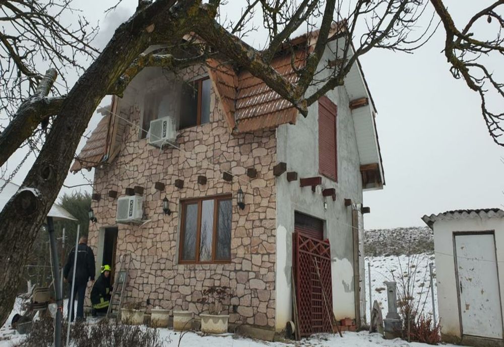 Casă din Păulești, afectată de un incendiu