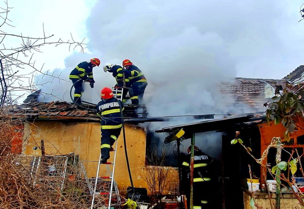 Casă din Satu Mare, afectată de un incendiu! Flăcările au fost cauzate de o sobă metalică