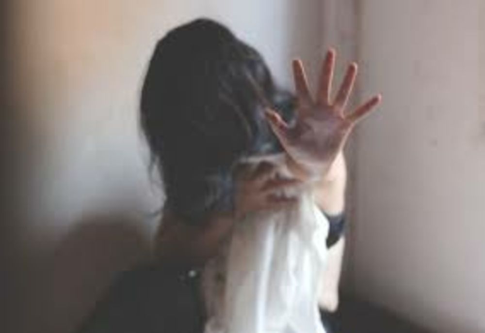 Sătmărean acuzat de concubina lui că a încercat să îi violeze fiica minoră