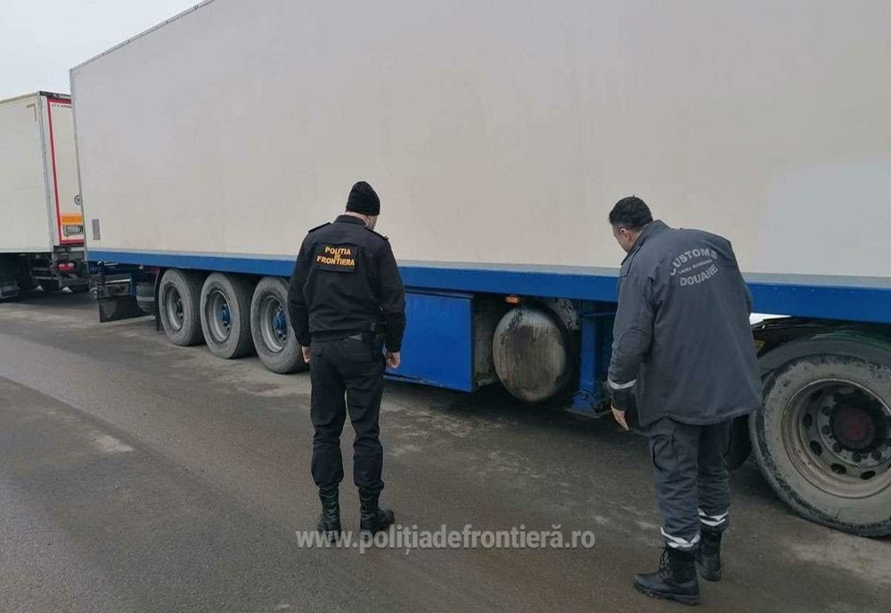 Semiremorci cu rezervoare artizanale, pline cu motorină, confiscate în Vama Halmeu! Șoferii, doi sârbi, au interdicție să mai intre în România
