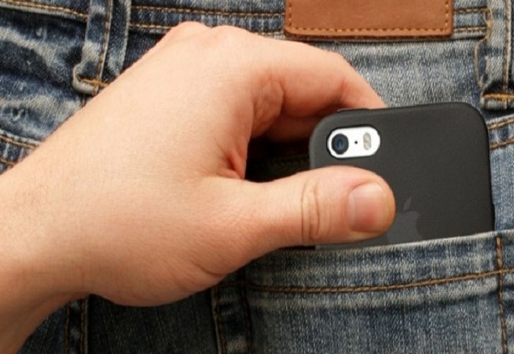 Femeie din Satu Mare prinsă după ce a furat două telefoane şi un portofel dintr-un local