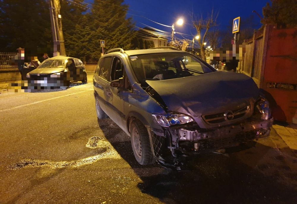 Accident cu două maşini pe o stradă din Satu Mare! Două persoane au ajuns la spital (FOTO)