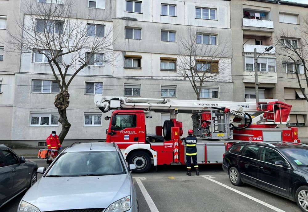 Bătrân din Satu Mare, blocat în apartament! Pompierii au intervenit pentru salvarea lui