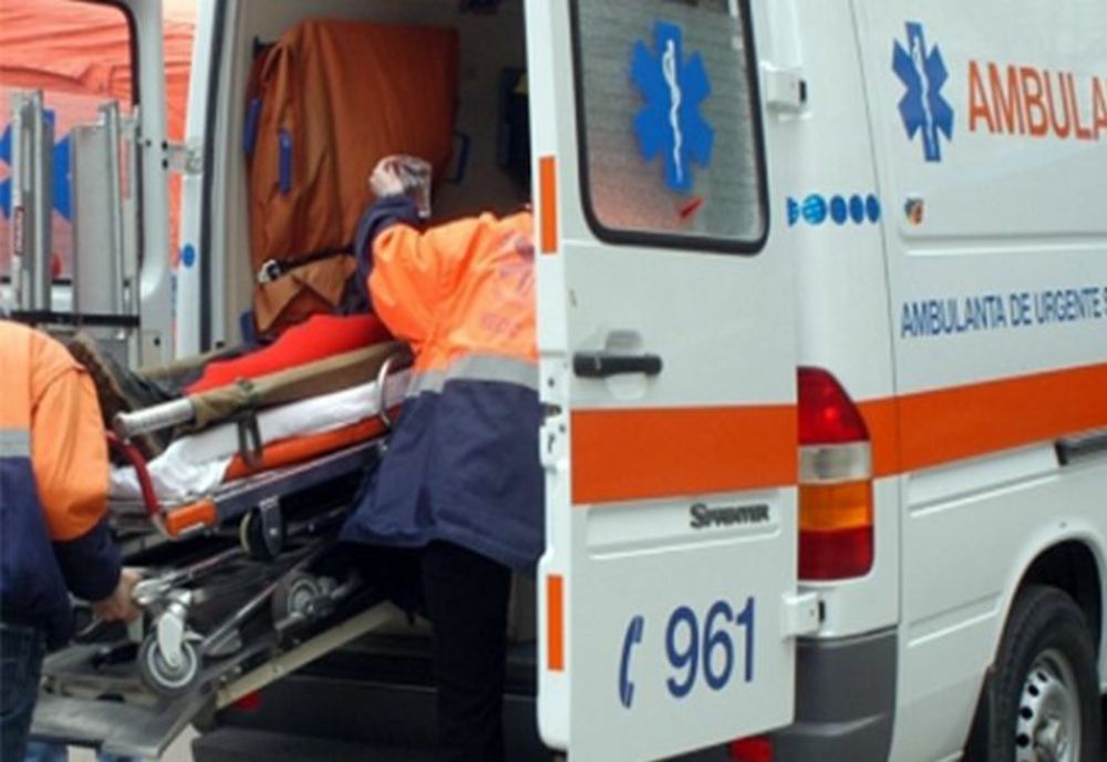 Accident în Sudurău! Un bărbat aflat pe marginea drumului a fost lovit de o maşină