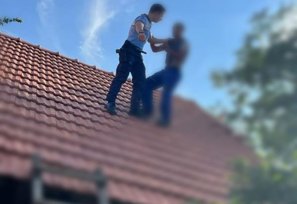 Alertă într-o localitate din Satu Mare! Un bărbat a urcat pe acoperişul casei şi a ameninţat că se sinucide (FOTO)