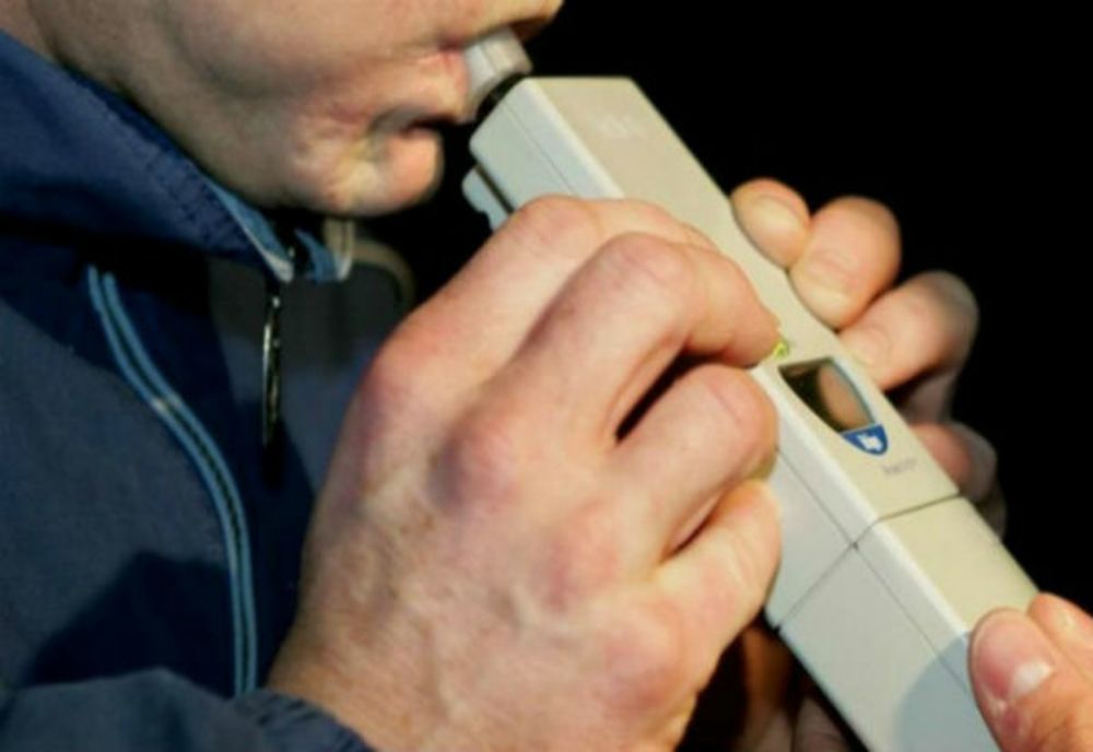 Beat și fără permis la volanul unui autoturism neînmatriculat