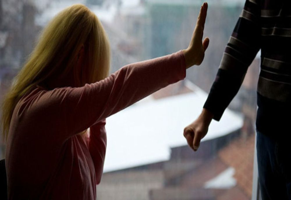 Femeie de 63 de ani din Satu Mare lovită de soţ! Au intervenit poliţiştii