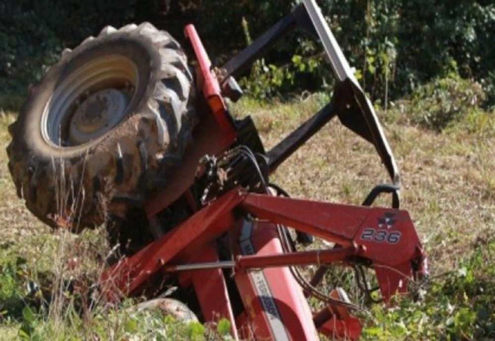 Un tânăr de 26 de ani din judeţul Satu Mare şi-a pierdut viaţa după ce s-a răsturnat cu tractorul
