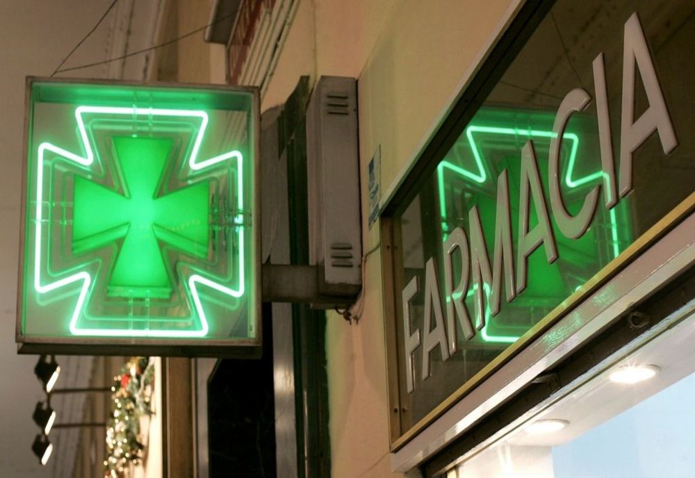 O tânără din Satu Mare a furat 85.000 de lei dintr-o farmacie