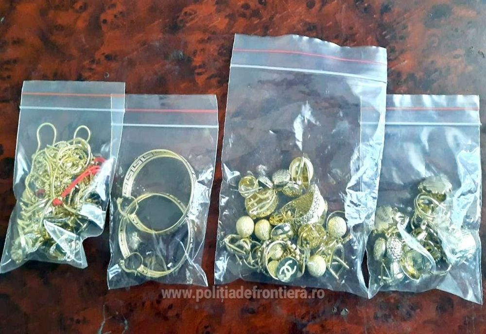 Un bărbat din Satu Mare s-a dat drept cetăţean străin şi a vândut bijuterii false pe stradă