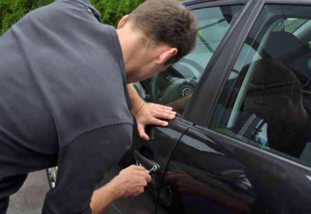 Bărbat din Satu Mare amendat după ce a sunat la 112 şi a reclamat că maşina i-a fost furată