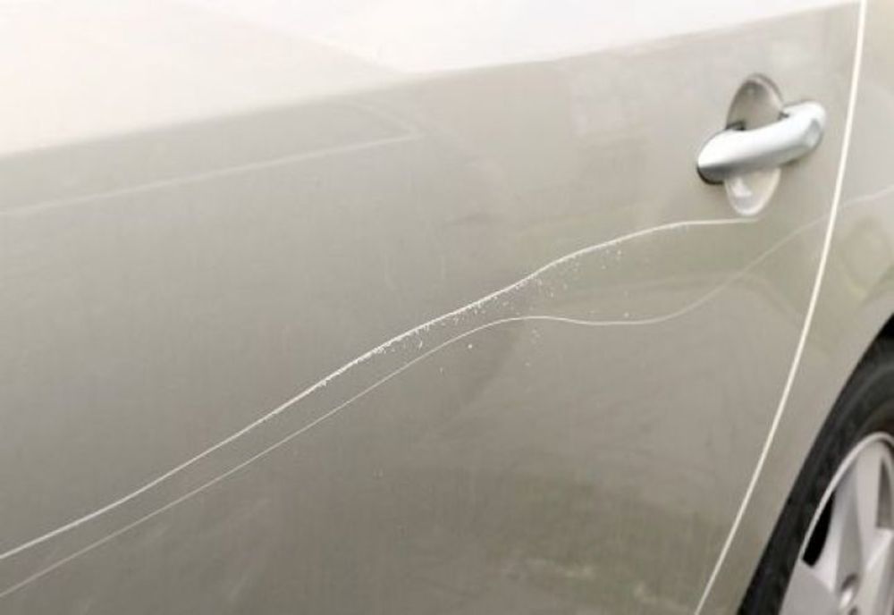 Un sătmărean şi-a găsit maşina distrusă în parcare! O femeie a zgâriat autoturismul