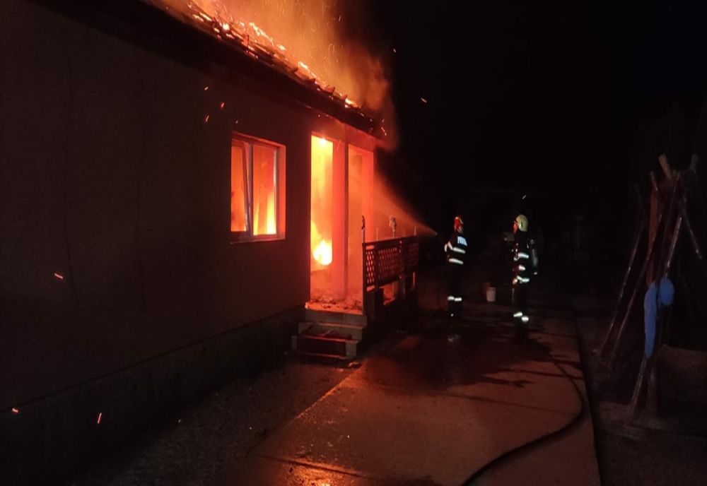 Casă din Micula, afectată de un incendiu