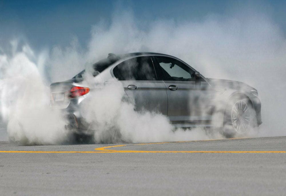 Satu Mare: Accident rutier provocat de un şofer beat care făcea drift-uri într-un sens giratoriu