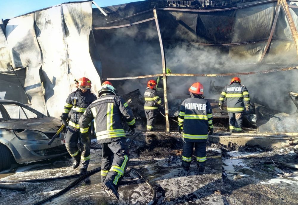 FOTO/VIDEO: Hală a unui service auto din Satu Mare, afectată de un incendiu puternic