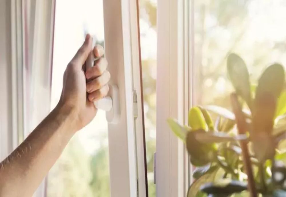 Momentul din zi în care este periculos să aerisim casa iarna. Sfaturi utile pentru a-ți aerisi corect locuința