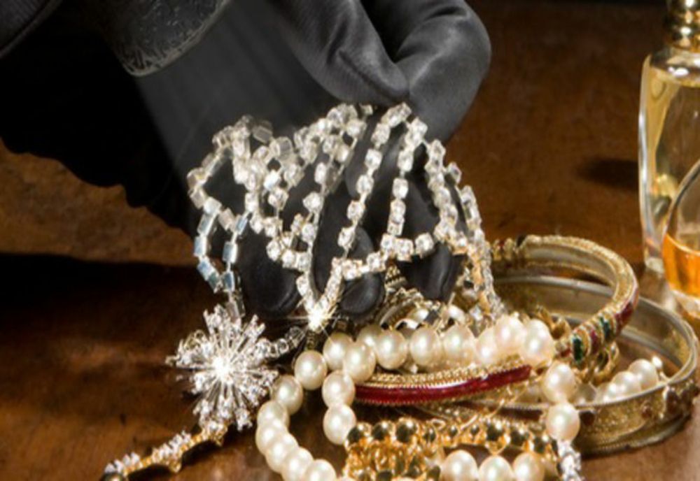 Bărbat din Dorolţ prins după ce a furat mai multe bijuterii din aur