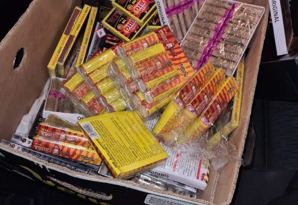 Un bărbat din Satu Mare a rămas fără 4 kilograme de artificii, după ce a fost prins de poliţişti