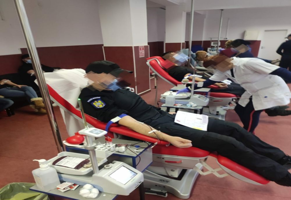 Poliţiştii din Satu Mare au donat sânge (FOTO)
