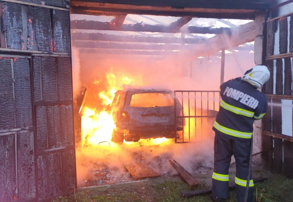 FOTO: Hală cu utilaje agricole, mistuită de un incendiu! Un bărbat a suferit arsuri de gradul 2 și 3