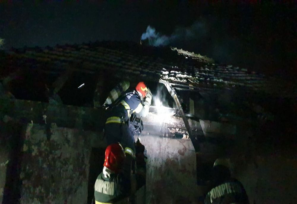 Incendiu violent la terasa unei case din Crucișor! Flăcările au afectat și acoperișul