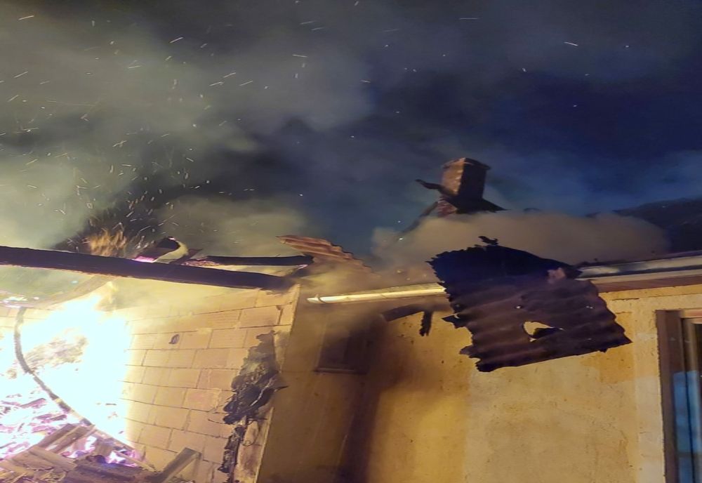 Casă cuprinsă de flăcări în localitatea Orașu Nou Vii! Au intervenit pompierii cu trei autospeciale (FOTO)