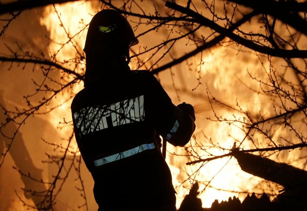 Incendiu violent la un atelier mecanic din Satu Mare (FOTO)