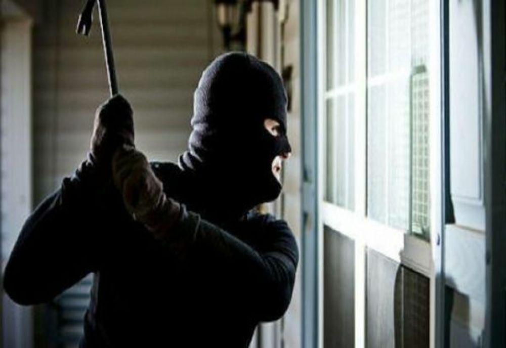 Casa unei femei din Satu Mare a fost spartă de un bărbat! I-a furat mai multe bunuri