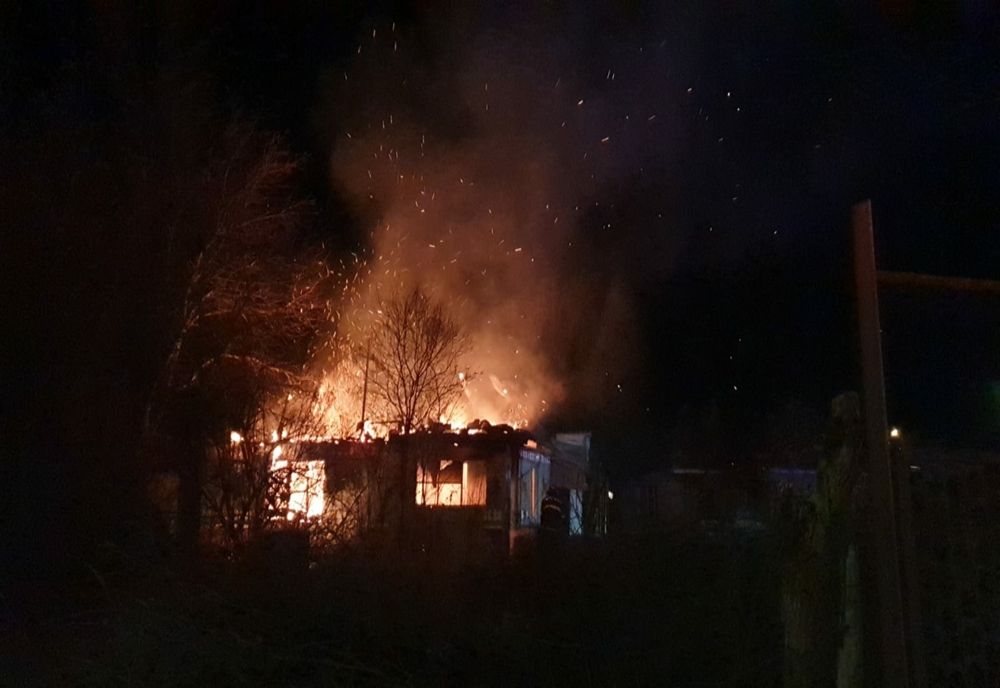 Casă nelocuită din Satu Mare, afectată de un incendiu violent