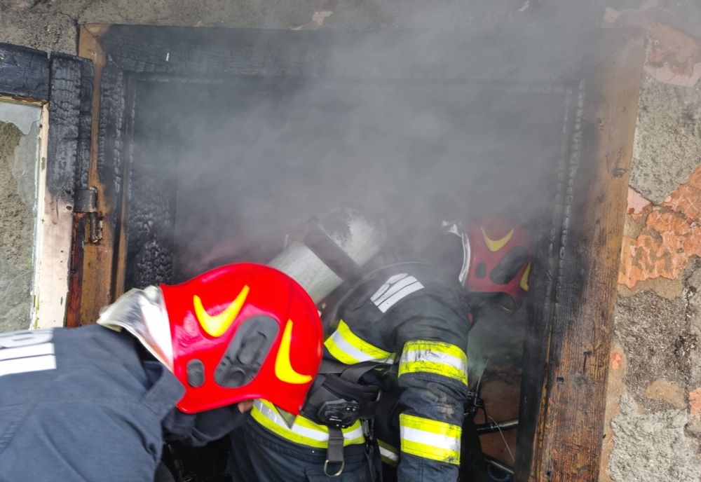 Incendiu violent la o casă de locuit din localitatea Moftinu Mic (FOTO)