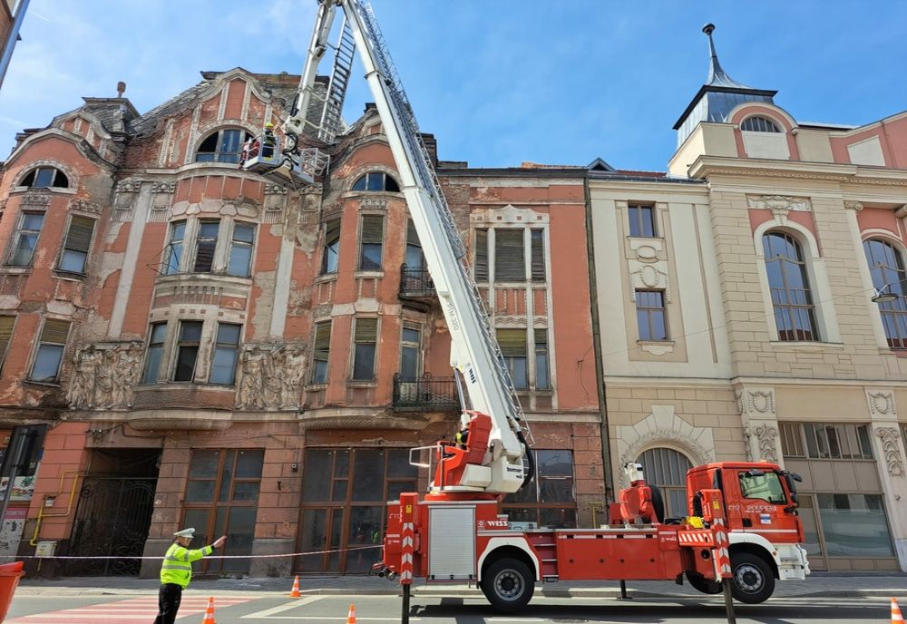 Pericol pe o stradă din Satu Mare! Au căzut elemente de tencuială și construcție de pe clădire