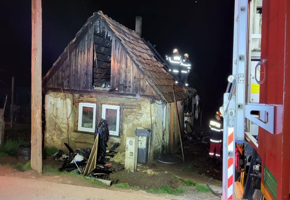 Incendiu la o casă din Remetea Oașului: 4 adulţi şi 9 copii au fost evacuaţi (FOTO)