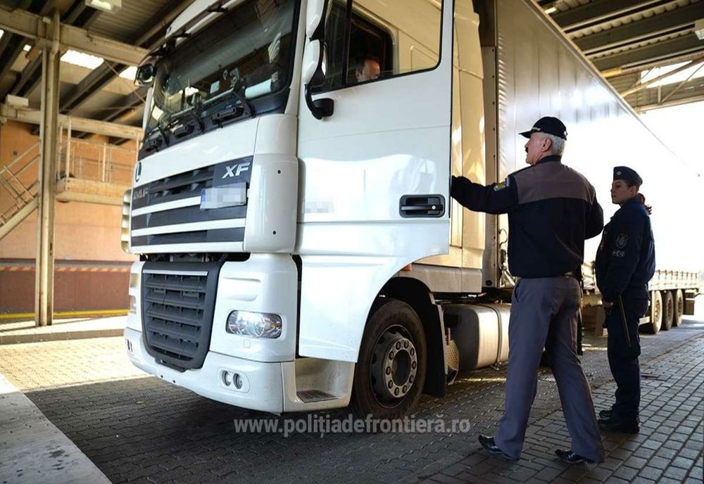 TIR care transporta din Germania aproape 26 tone de deșeuri de plastic măcinat pentru o firmă din județul Neamț, oprit în Vama Petea