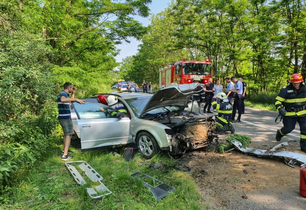 Accident în Orașu Nou! Şofer rănit după ce s-a izbit cu maşina de un copac (FOTO)