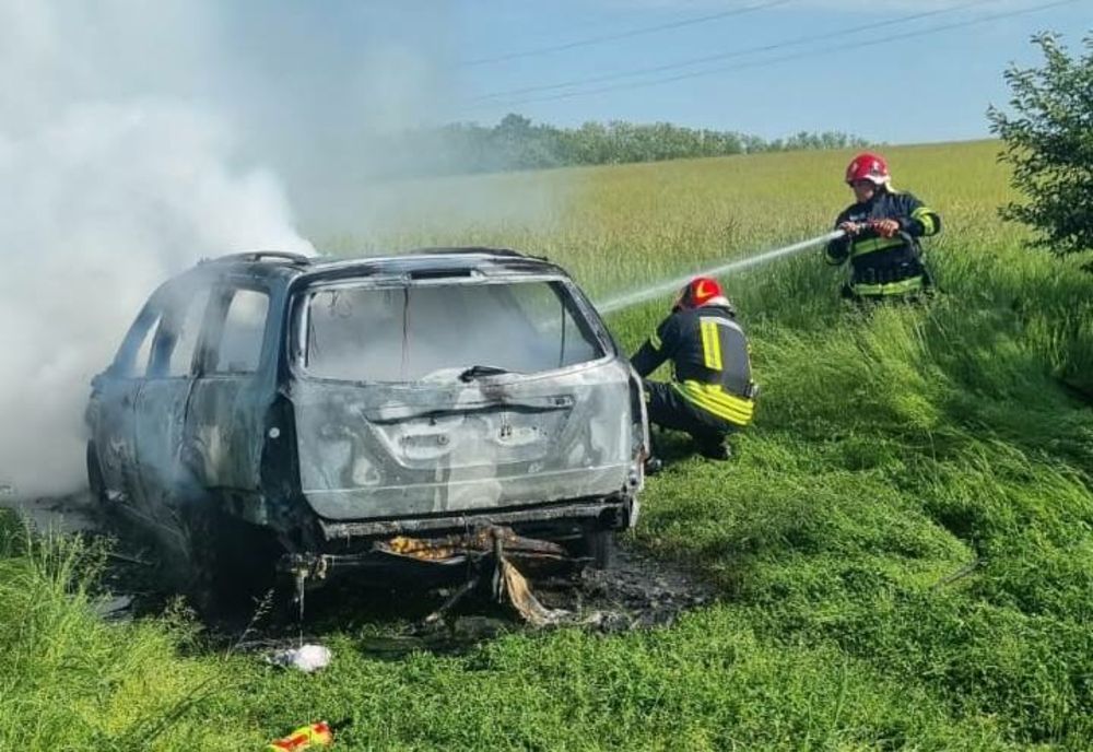 Maşină distrusă complet de un incendiu într-o localitate din judeţul Satu Mare (FOTO)