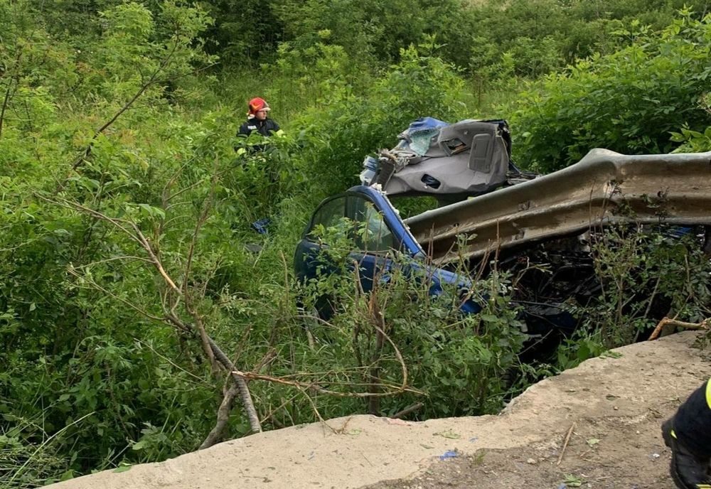 Accident în Craidorolț! Un şofer a scăpat ca prin minune după un ce parapet i-a străpuns maşina (FOTO)
