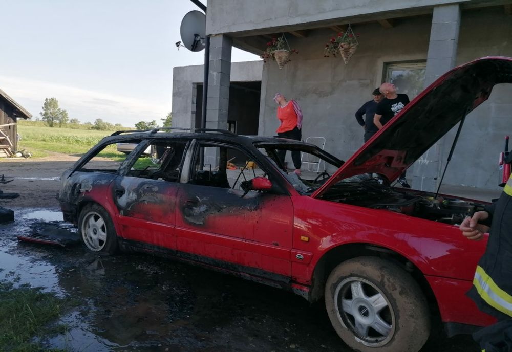 Maşină distrusă de un incendiu în localitatea Domănești (FOTO)