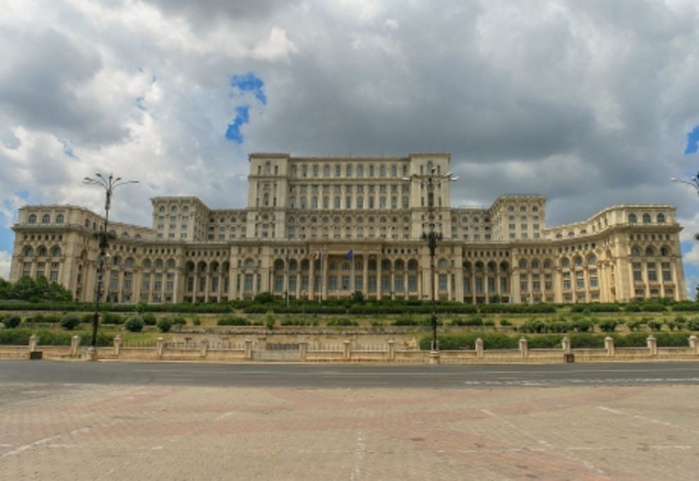 PALATUL PARLAMENTULUI, ILUMINAT ÎN CULORILE DRAPELULUI ROMÂNIEI, PE 26 IUNIE