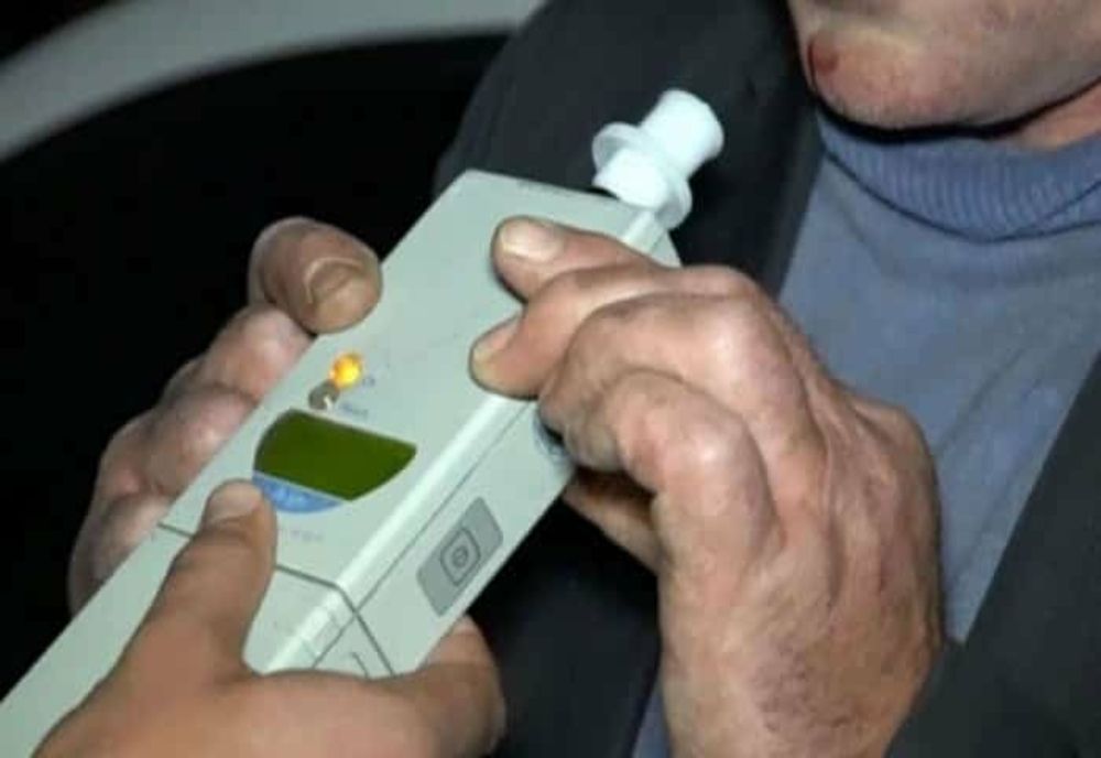 Halucinant: fără permis la volan și cu sticla de bere în mână