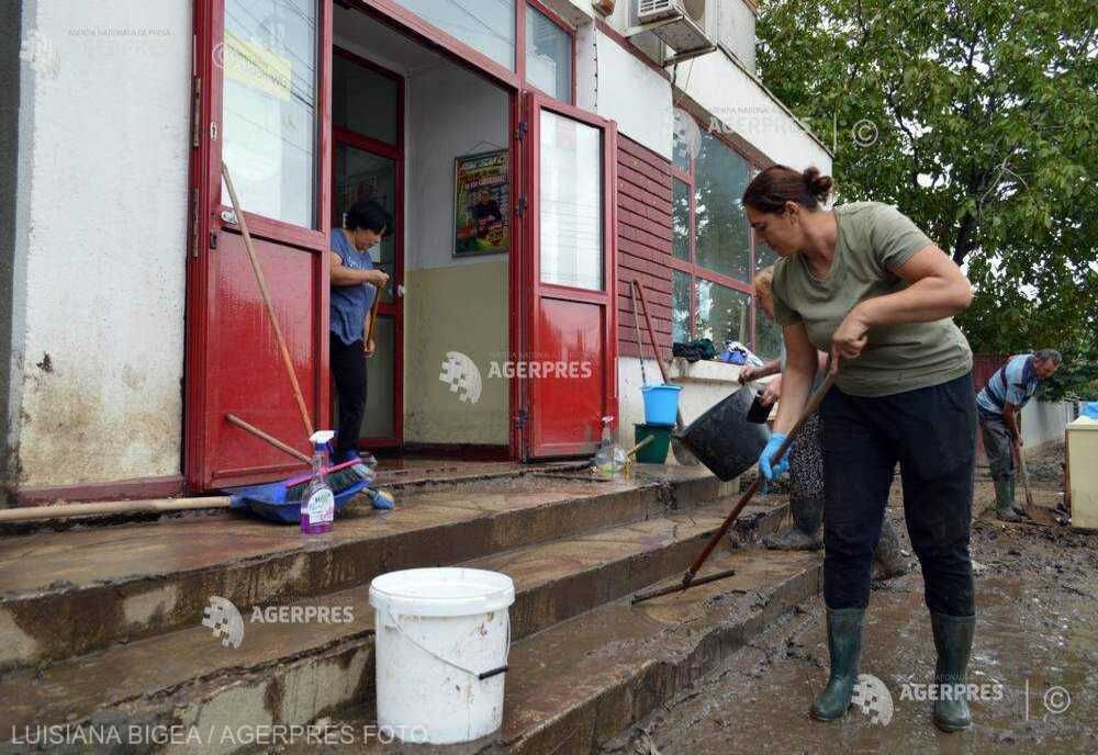 VOLUNTARI DIN ŢARĂ, ÎN SPRIJINUL SINISTRAŢILOR DIN SATUL GĂLĂŢEAN PECHEA