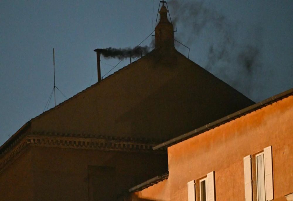 FUM NEGRU LA VATICAN: PAPA NU A FOST ALES DUPĂ PRIMUL SCRUTIN 