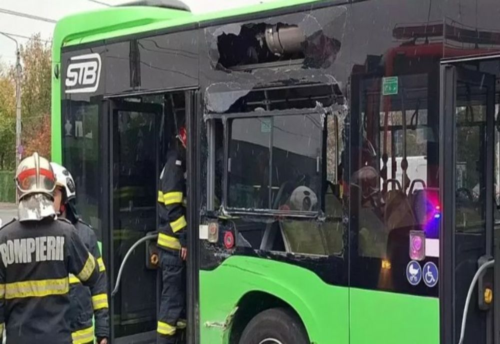 ACCIDENT GRAV ÎN BUCUREȘTI. MAI MULTE PERSOANE AU FOST RĂNITE DUPĂ CE UN TRAMVAI ȘI UN AUTOBUZ S-AU CIOCNIT VIOLENT - VIDEO