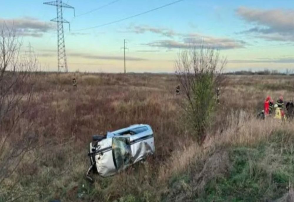 TRAGEDIE ÎN JUDEȚUL SATU MARE. O PERSOANĂ A MURIT ȘI ALTE DOUĂ AU FOST RĂNITE, DUPĂ CE S-AU RĂSTURNAT CU MAȘINA PE UN CÂMP