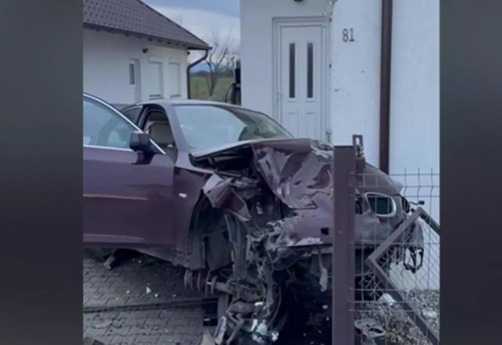 Momentul în care o mașină se izbește violent de o casă, chiar în dimineața de Crăciun VIDEO