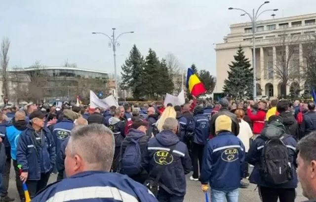 „Apă, hrană, energie, la întreaga Românie!” Protest masiv al minerilor în fața Guvernului: 1000 de oameni, în Piața Victoriei