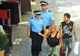 Cerșetoarea agresivă a ”evadat” de la Psihiatrie. Ridicată din nou de oamenii legii